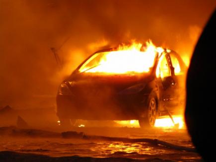 За добу рятувальники тричі ліквідовували автомобільні пожежі