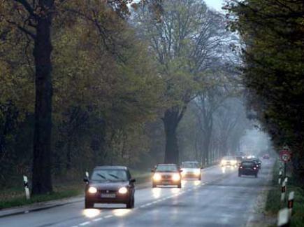 З 1 жовтня за містом автомобілі повинні рухатися з увімкненим світлом фар навіть вдень