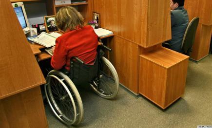 Працівник отримав інвалідність ІІ групи. Чи може роботодавець звільнити  його з роботи?