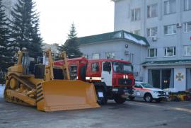 Прем’єр-міністр України вручив рятувальникам Чернігівщини пожежну техніку та аварійно-рятувальне обладнання