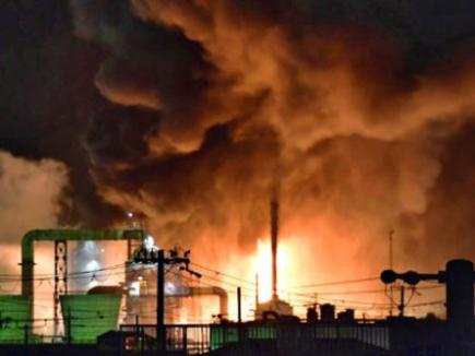 В Японії сталася пожежа на нафтозаводі