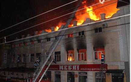 Вночі у Хмельницькому понад 3,5 години горів торгово-виробничий комплекс