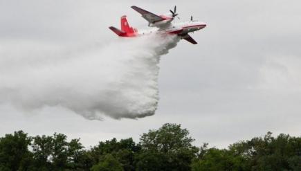 Авиацию привлекли к тушению лесного пожара в Херсонской области