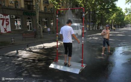 Из-за жары в Николаеве на улице установили душ