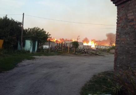 На Хмельниччині сталася масштабна пожежа на складах з коноплею