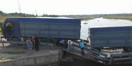 В Николаевской области грузовик потопил понтонный мост