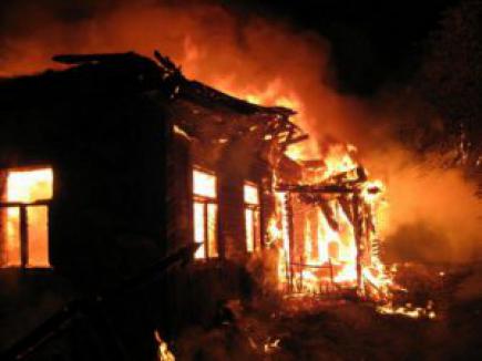 Будівля згоріла вщент: Рятувальники повідомили подробиці пожежі в київському ресторані