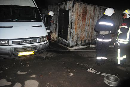 Ночью в Николаеве из-за пожара мусора в контейнере чуть не загорелись припаркованные рядом автомобили