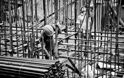 Трагедія на будівництві: у Києві бетонні блоки розчавили робітника
