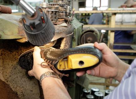 Якої шкоди здоров’ю завдає робота на взуттєвій фабриці?