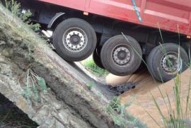 На Дніпропетровщині під вантажівкою із зерном навпіл тріснув міст і завалився
