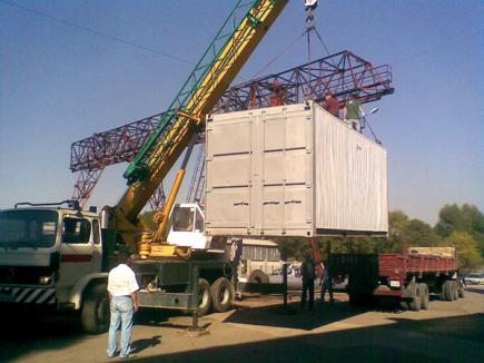 Вантажно-розвантажувальні роботи вантажопідіймальними механізмами необхідно проводити тільки за відсутності людей у кабіні