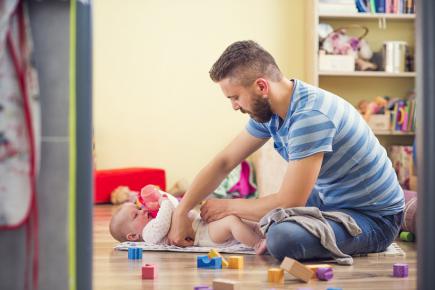 Батькові можуть дозволити працювати неповний день для догляду за дитиною
