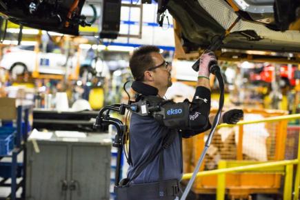 Працівники складальних ліній заводів Ford працюватимуть в екзоскелетах
