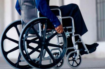 Особи з інвалідністю через професійні травми мають право на забезпечення медичним доглядом і побутовим обслуговуванням за рахунок коштів ФCCУ