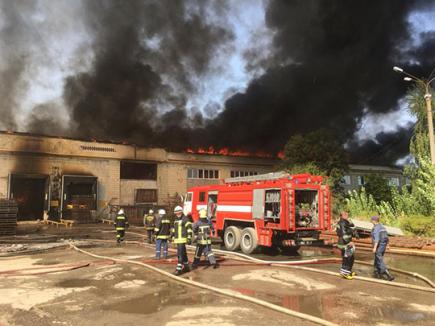 У Житомирі сталася масштабна пожежа на картонному комбінаті (фото, відео)