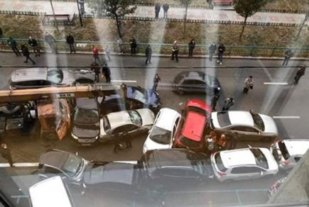У Києві кран без гальм зім’яв десятки авто