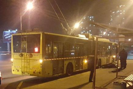 У Києві тролейбус розчавив робітника під час ремонту