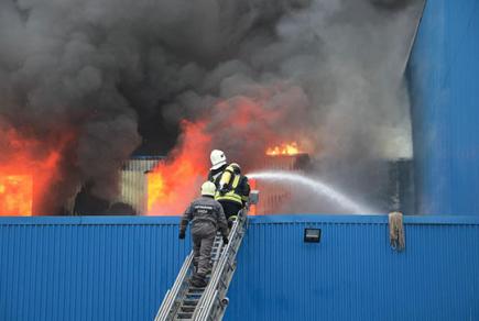 Знадобилася доба: у Києві загасили пожежу на складах біля метро “Лісова”