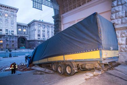 Фото дня: У центрі Києва навпроти мерії фура з цеглою перекинулася на тротуарі