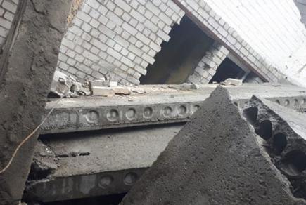 У Києві на людей впали бетонні плити: є жертва