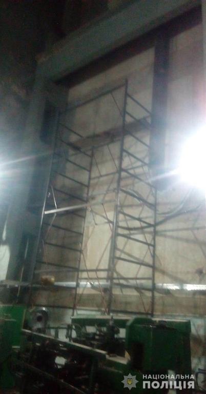 Впав з висоти: на заводі Миколаєва труп працівника викинули за паркан