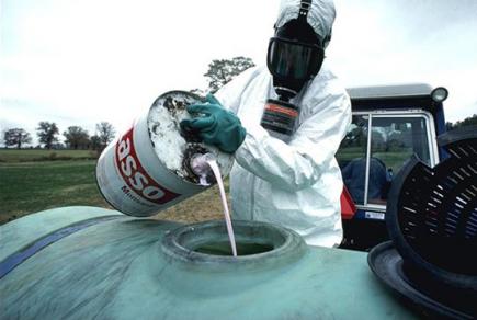 Роботи з пестицидами, ядохімікатами: як часто проводити медогляд працівників та які медичні протипоказання є до виконання цих робіт?
