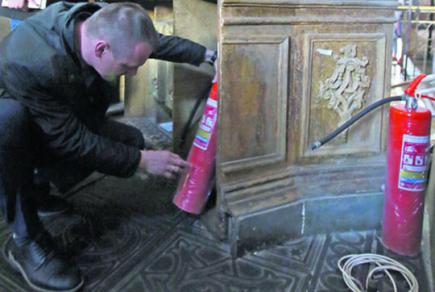 Чи загрожують святиням Києва пожежі: в “Софії” не палять свічки, а Володимирський собор – без сигналізації