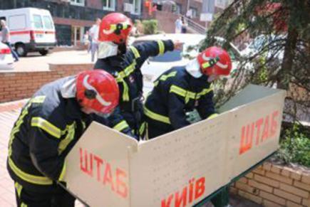 У центрі Києва припарковані автівки заблокували рятувальникам встановлення гідрантів, у пожежі загинула жінка