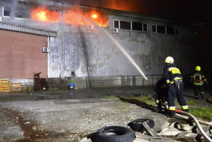 У Дніпрі на складах спалахнула масштабна пожежа