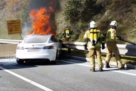 Лучше не гореть: пожарные признались, что не умеют тушить электромобили