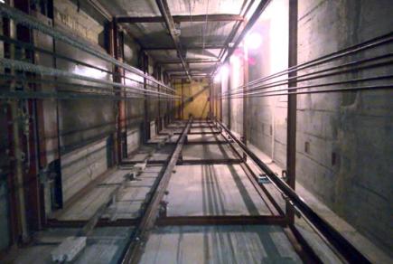 У Києві двоє будівельників упали в шахту ліфта, один загинув