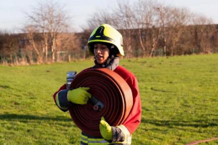 Первая женщина-пожарный в хиджабе работает в Великобритании