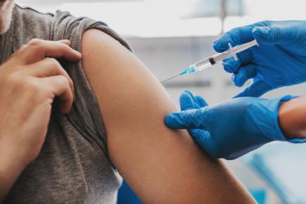 Кого зобов’яжуть вакцинуватися від коронавірусу: МОЗ підготував перелік професій