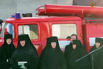 Вперше в Україні у пожежній бригаді служитимуть черниці