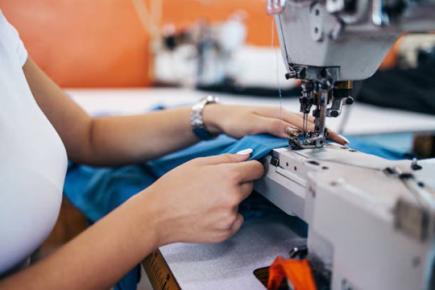 Які шкідливі виробничі фактори діють на робітників швейного виробництва?