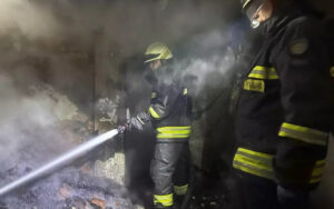 Надзвичайники загасили палаючий будинок та будівлю літньої кухні у Дніпрі