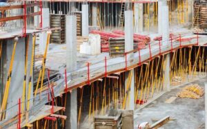 Безпека на будівельних майданчиках: вимоги до облаштування і утримання виробничих дільниць і робочих місць