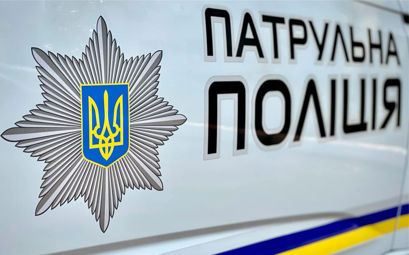 У Києві поліцейські врятували чоловіка, який стрибнув з 10 поверху і застрягнув на висоті 9-го поверху