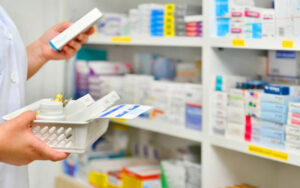 Здоров’я: уряд заборонив аптекам вказувати на вивісках рівень цін та порівнювати себе з конкурентами