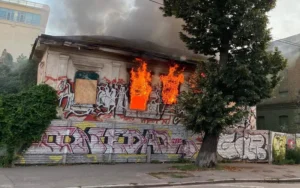 У Києві на Подолі спалахнув історичний будинок
