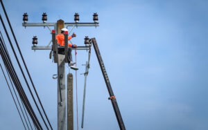 Про ризики під час виконання робіт на висоті, що пов’язані з електрообладнанням