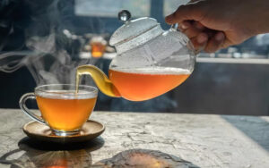 Робота в спеку: чому в перервах потрібно пити гарячий чай