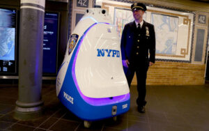 Захист пасажирів: у метро Нью-Йорка почав працювати залізний поліцейський