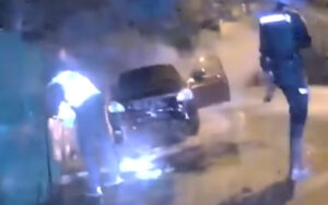 У Києві мешканці сусідніх будинків з поліцією гасили палаючий автомобіль