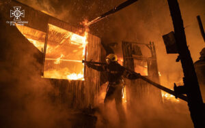 Внаслідок пожежі у Києві постраждали двоє людей