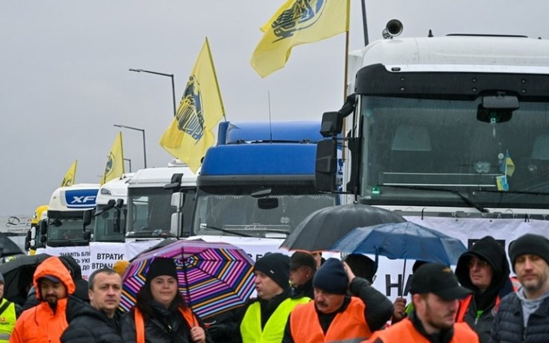 Чи штрафуватимуть за порушення режиму праці та відпочинку водіїв, які не можуть виїхати з Польщі