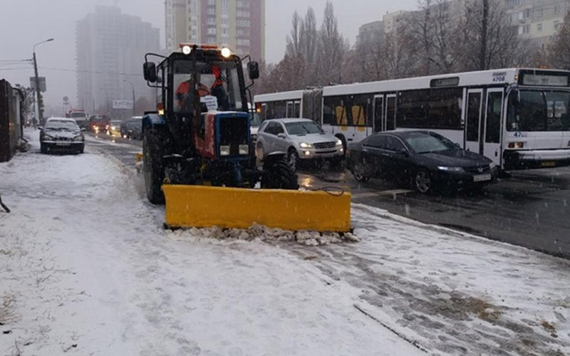 Водіїв просять правильно паркуватися: у Києві триває протиожеледна обробка та розчистка доріг і тротуарів