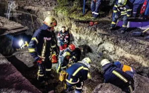 Обвал ґрунту у Харкові: рятувальники дістали тіла двох чоловіків