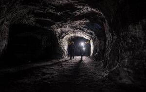 Через обстріли знеструмлено шахту на Донбасі: під землею 35 гірників